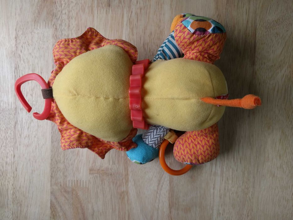 SKIP HOP Lew Bandana Buddies - zabawka sensoryczna, edukacyjna.