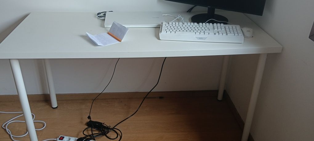 Mesa Branca Grande e Cadeira