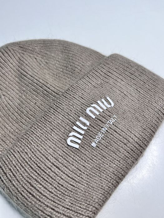Czapka Miu Miu.