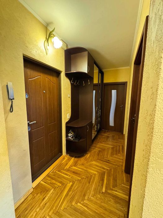 Продається затишна двокімнатна квартира по вул. Івана Павла ІІ.