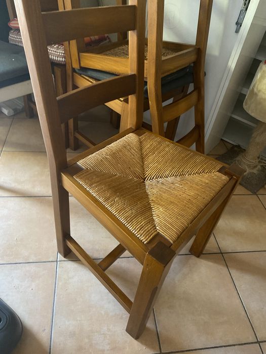 Quatro cadeiras de madeira e verga