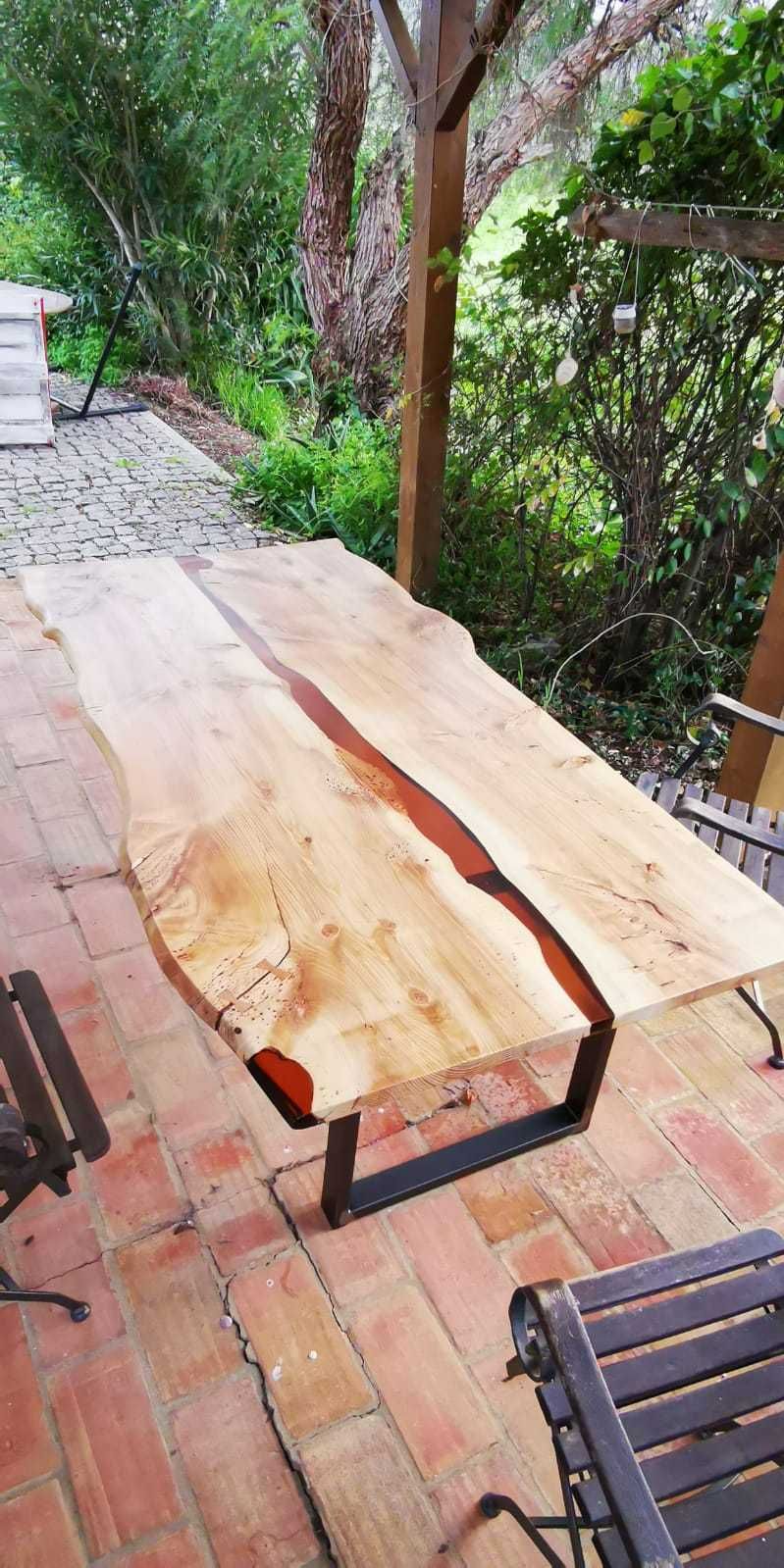 Mesa de jantar de madeira e resina epoxy