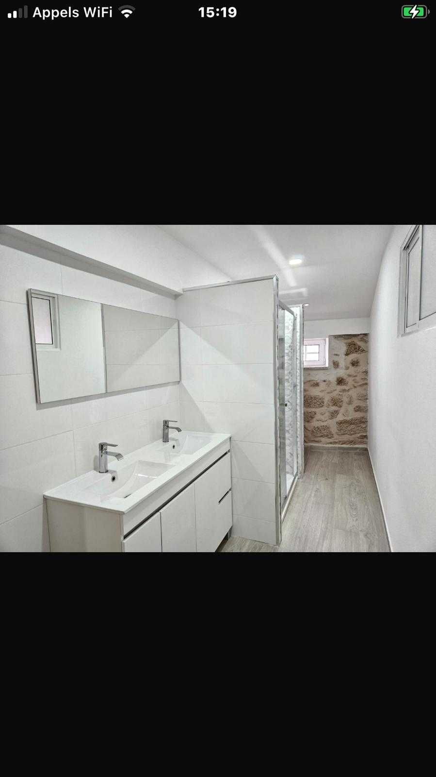 Casa de habitação, reconstruída, com garagem, arrumos e logradouro