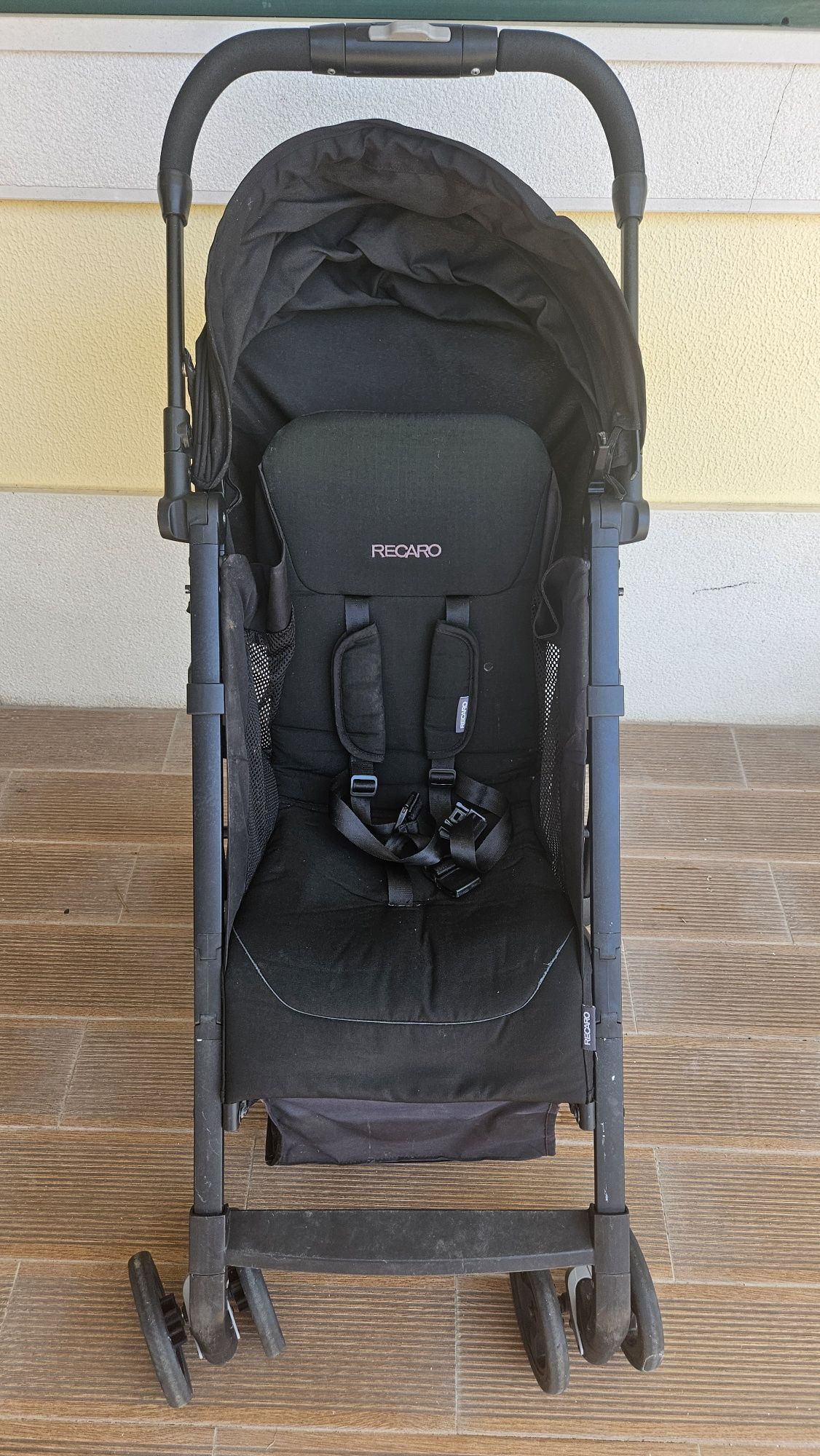 Carrinho de bebê Recaro– Dobrável e leve