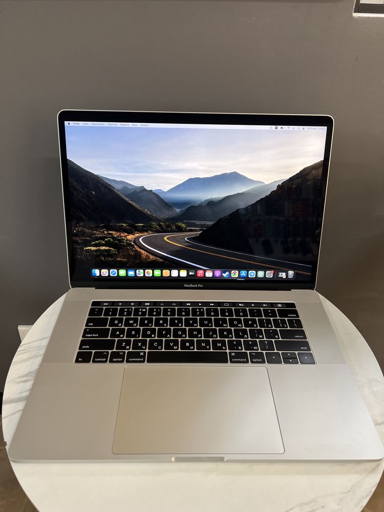 MacBook Pro 15” 2017 16GB 256GB SSD Touch Bar