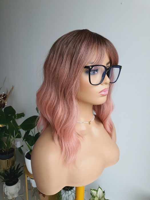 Peruka long bob z grzywka ciemny blond pudrowy róż naturalna fryzura