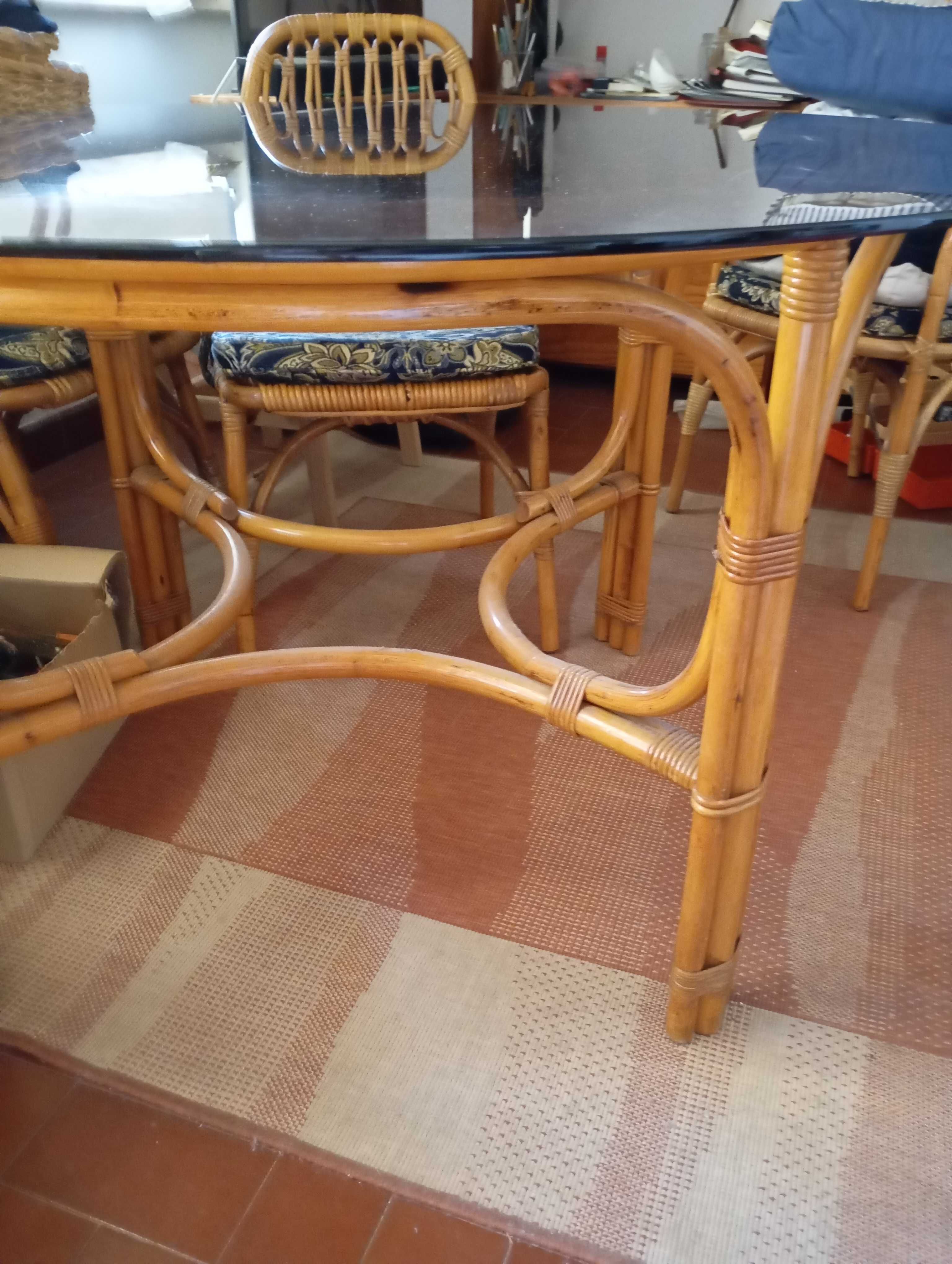 Sofá de 3 lugares, mesa, cadeiras em bambu