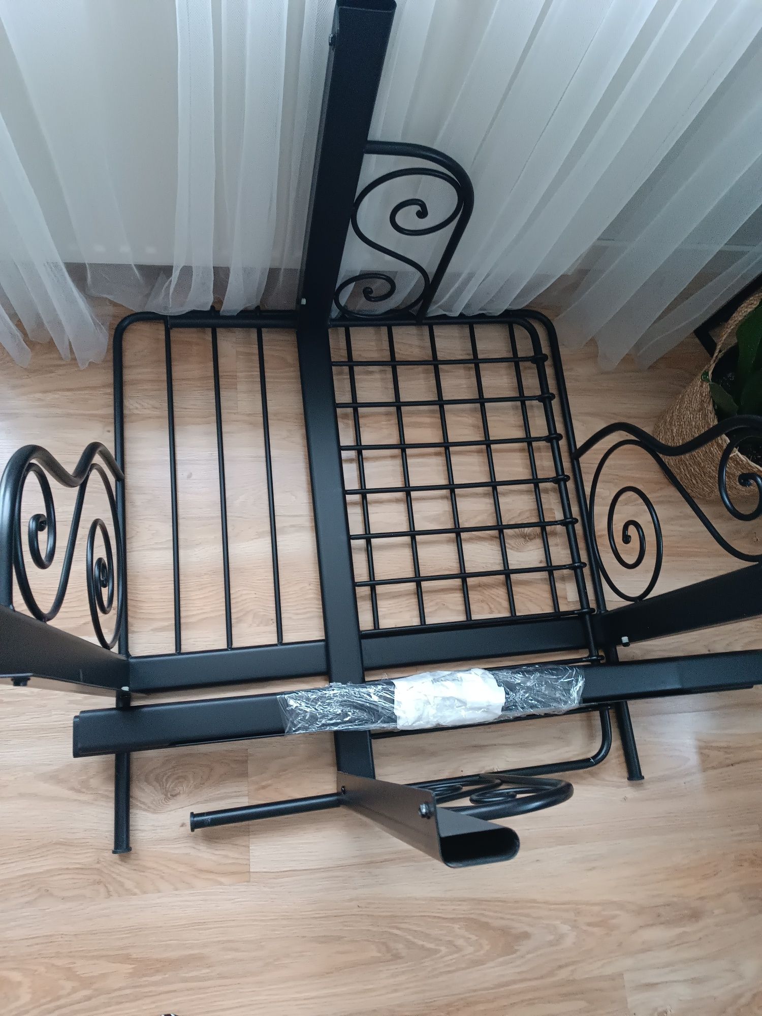 Stalowe łóżko Ikea