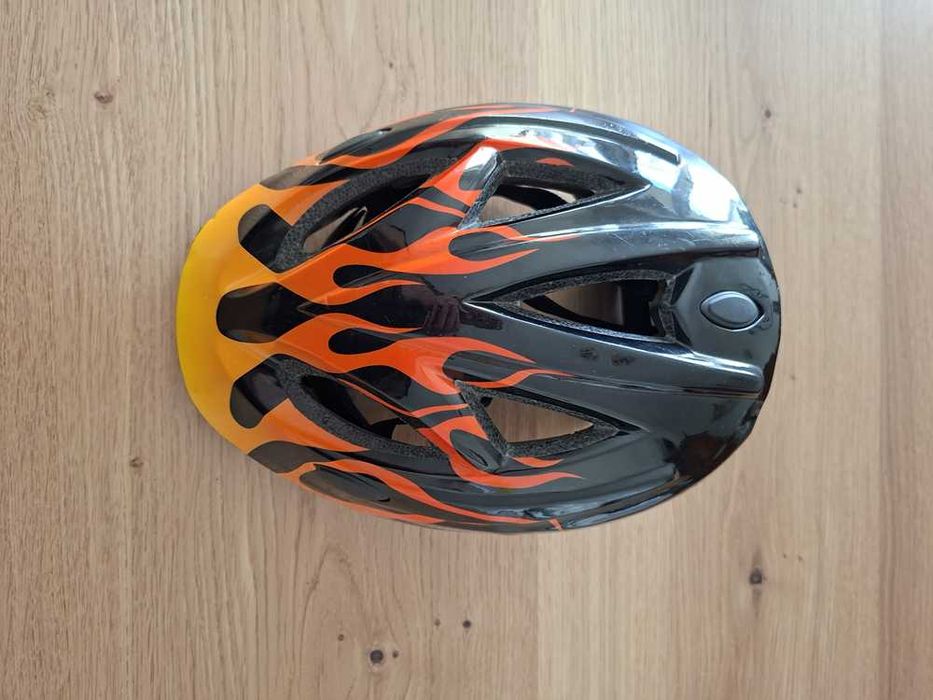 Capacete de bicicleta.