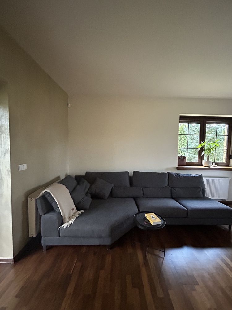 Stylowa, komfortowa sofa w kolorze pięknej szarości