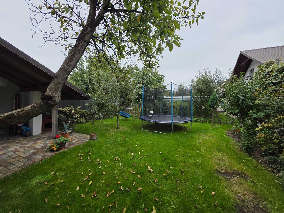 Особняк Городок в.Мазепи знаходиться в гарному з багатою зеленню місці