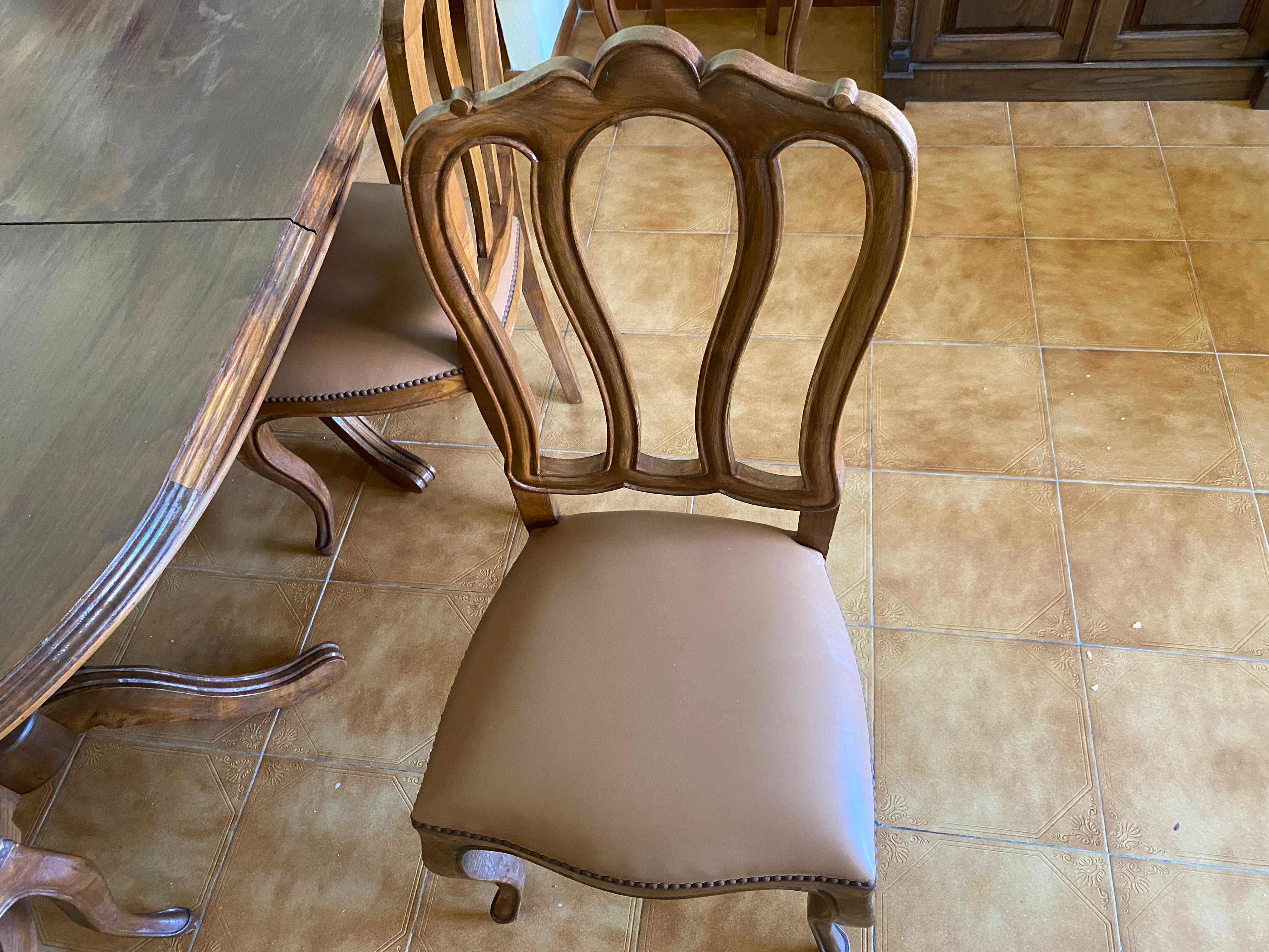 7 Cadeiras com mesa extensível