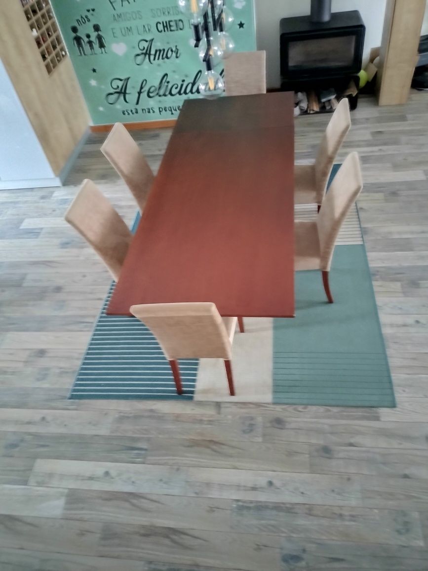 Mesa de Jantar em madeira com 6 cadeiras