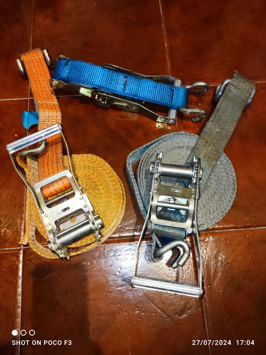 Duas cintas e três roquetes
