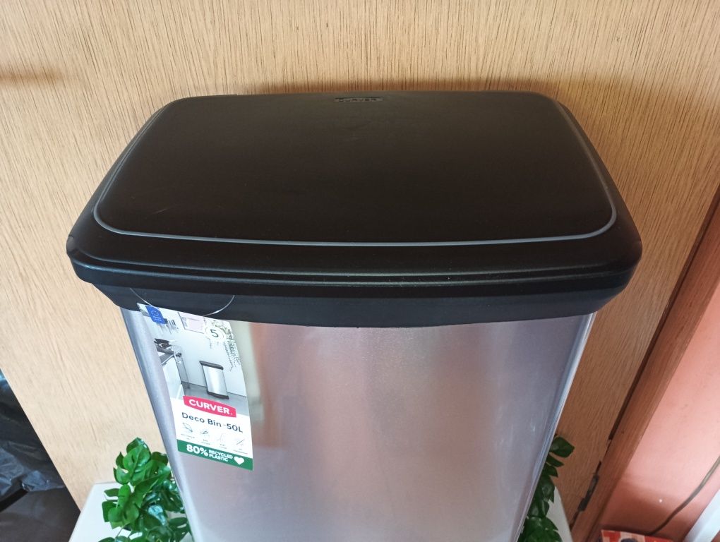 Curver kosz na śmieci z pedałem 50 l srebrny