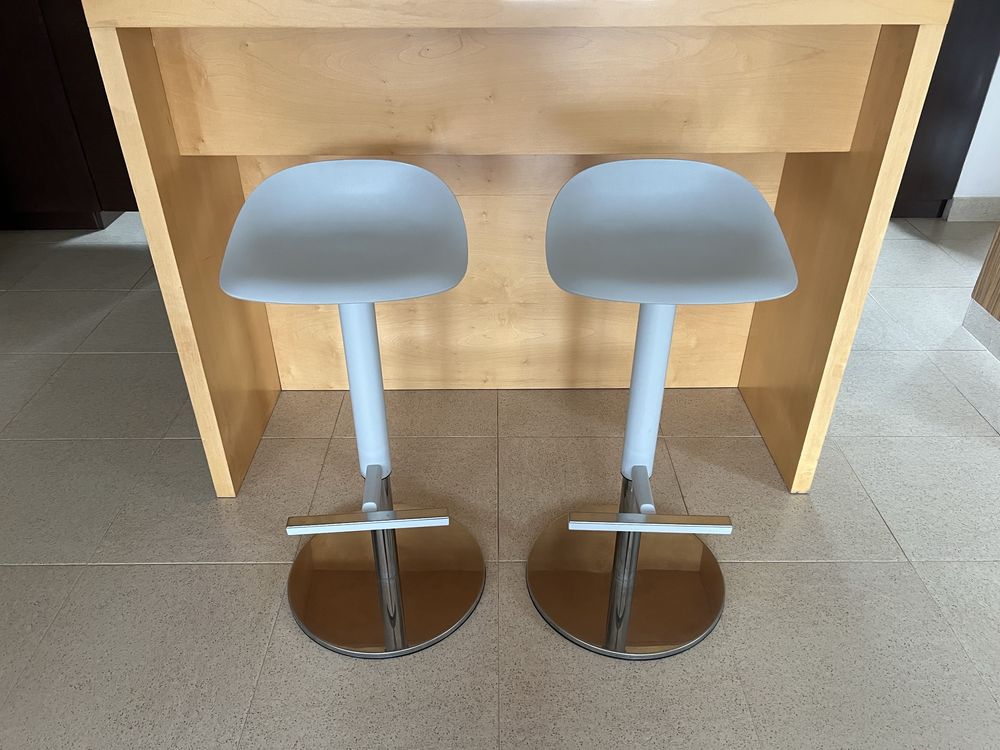 Szare hokery Ikea