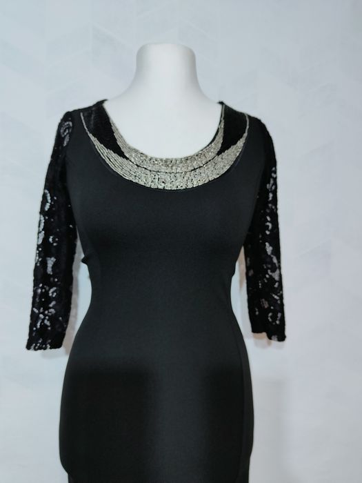 Czarna krótka sukienka elegancka dopasowana z ozdobnym dekoltem rozmia