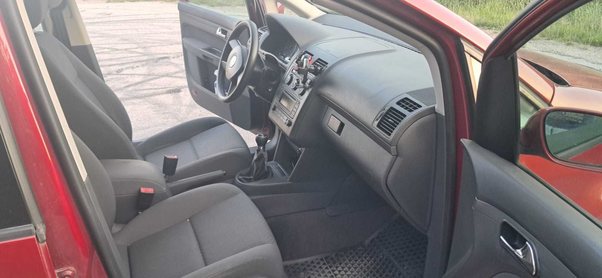 Volkswagen Touran 1.6 FSI ,7 osobowy