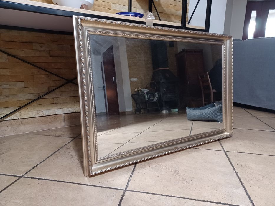 Eleganckie lustro w drewnianej rzeźbionej ramie