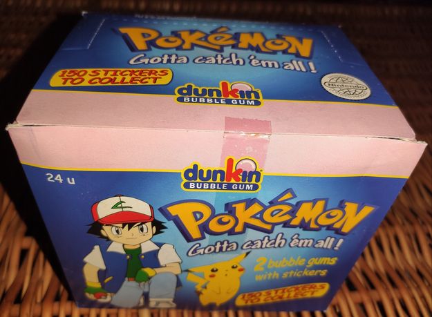 Pokemon booster box dunkin boomer karty naklejki tazo