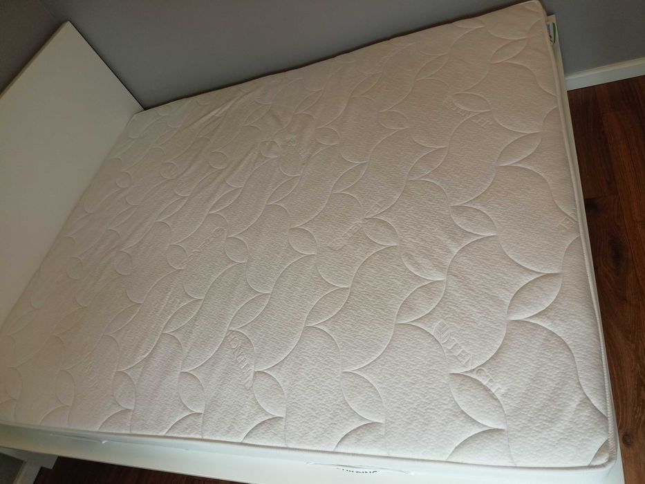 Sprzedam ramę łóżka Malm 160x200 wraz z dnem i materacem