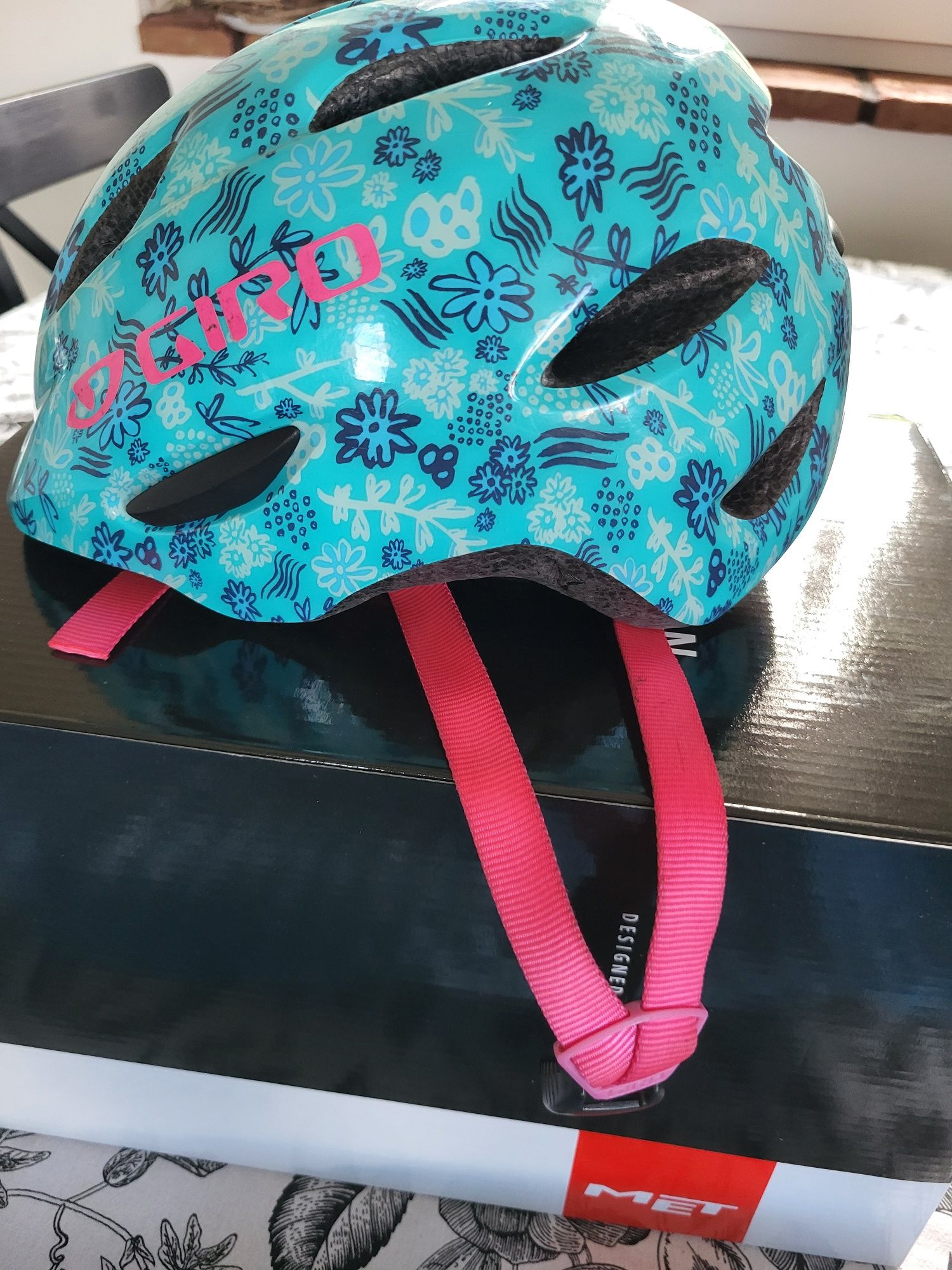 Kask Rowerowy Dziecięcy Giro Scamp Blue Flora (49-53cm)l