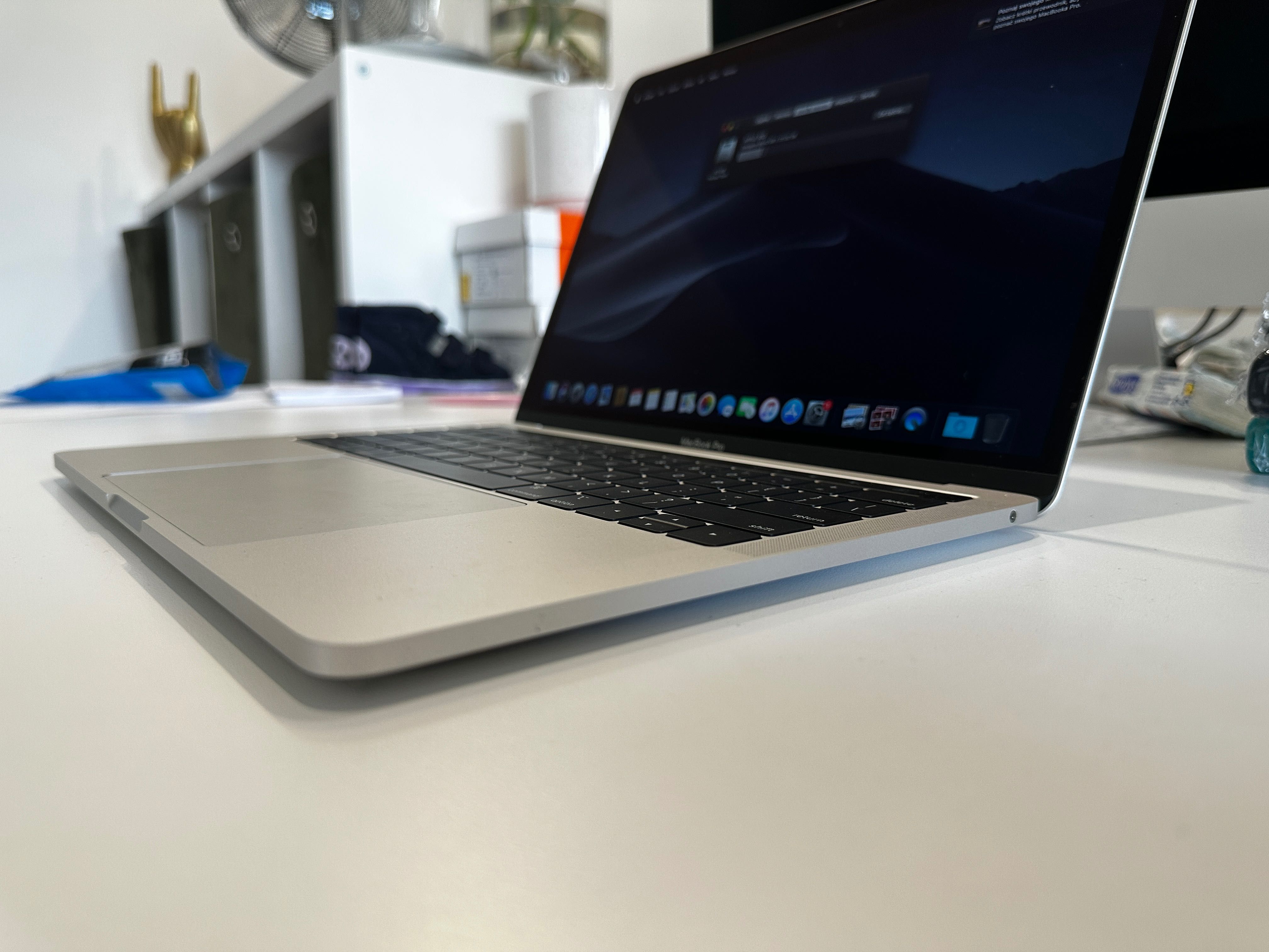 MacBook Pro 13" 2019 8GB 128SSD  TouchBar nowa bateria (topcase) ideał