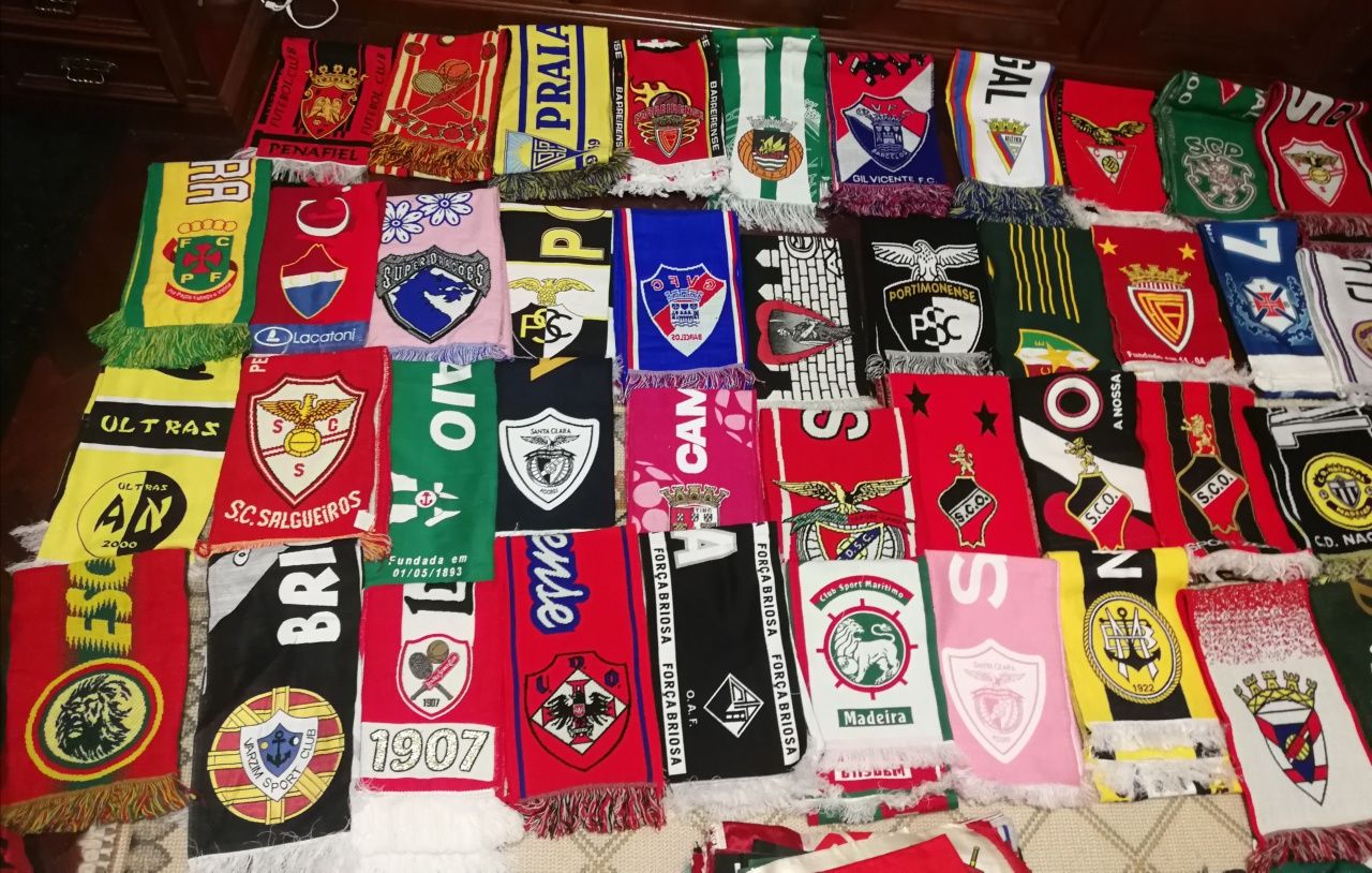 Cachecóis de vários clubes