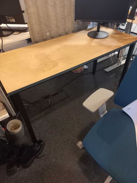 Biurko z drewnianym blatem