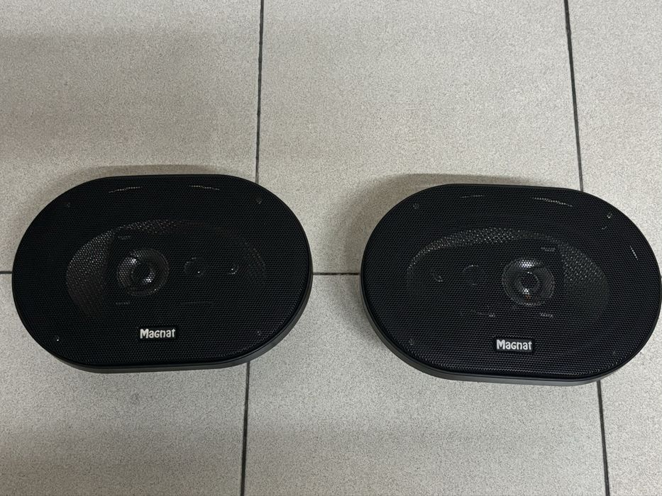 Colunas de som audio Magnat para carro.
