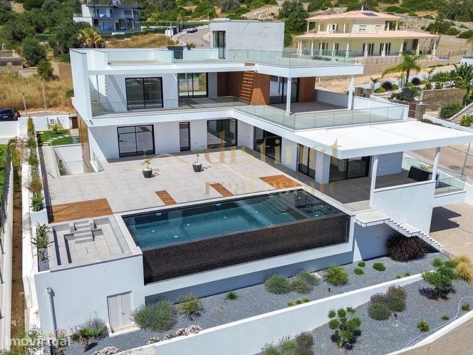 Moradia de Luxo com Piscina Infinita e Garagem