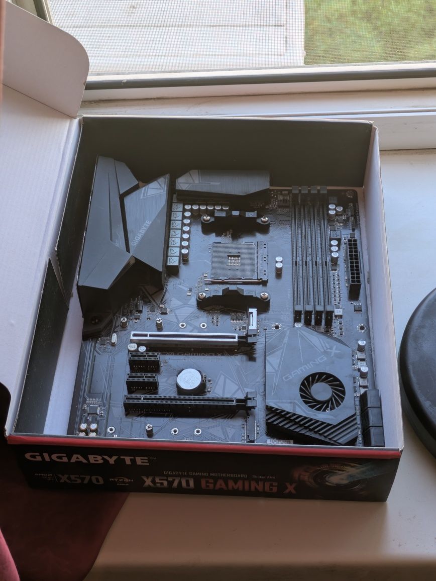 Материнська плата Gigabyte X570 Gaming X