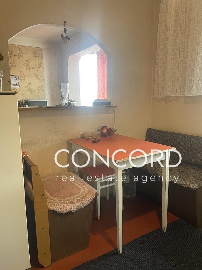 Оболонський просп., 10. Метро Оболонь