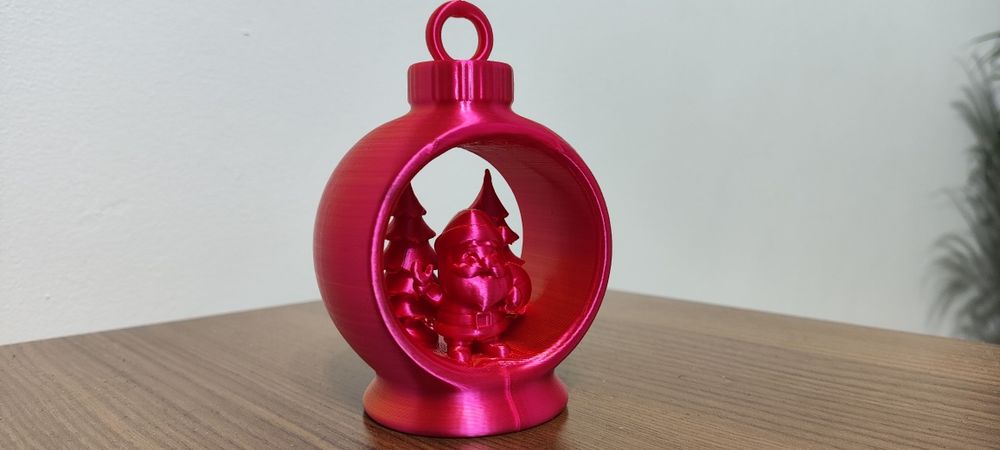 Bombka 3D z Mikołajem i Choinkami – Ozdoba Świąteczna (7x10cm)