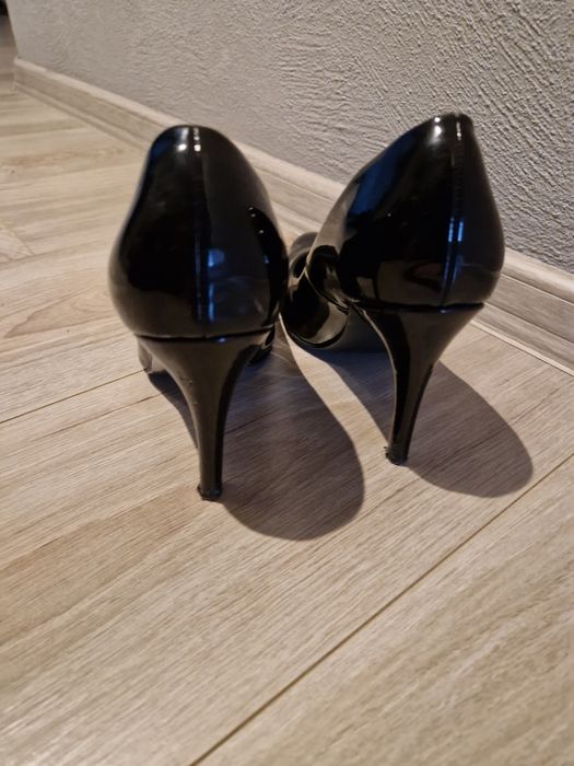 Czarne szpilki lakierowane Jenny Fairy rozmiar 38