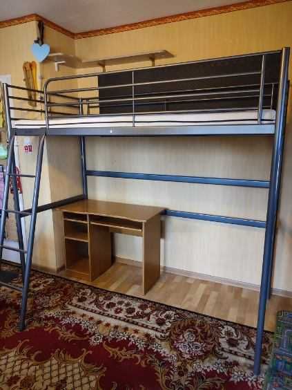 Łóżko piętrowe IKEA SVARTA + materac. Biurko gratis.