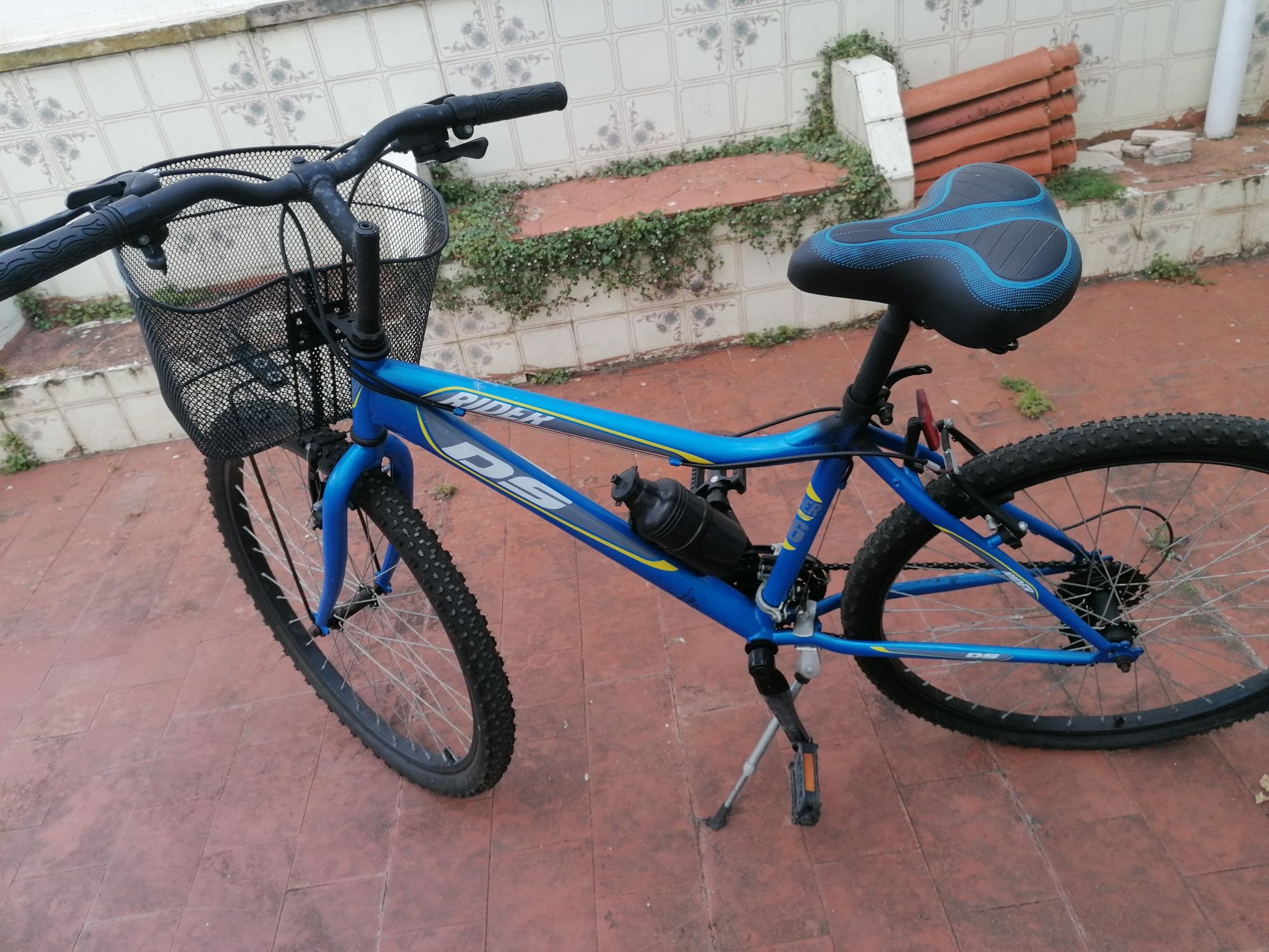 Bicicleta com cesto frontal
