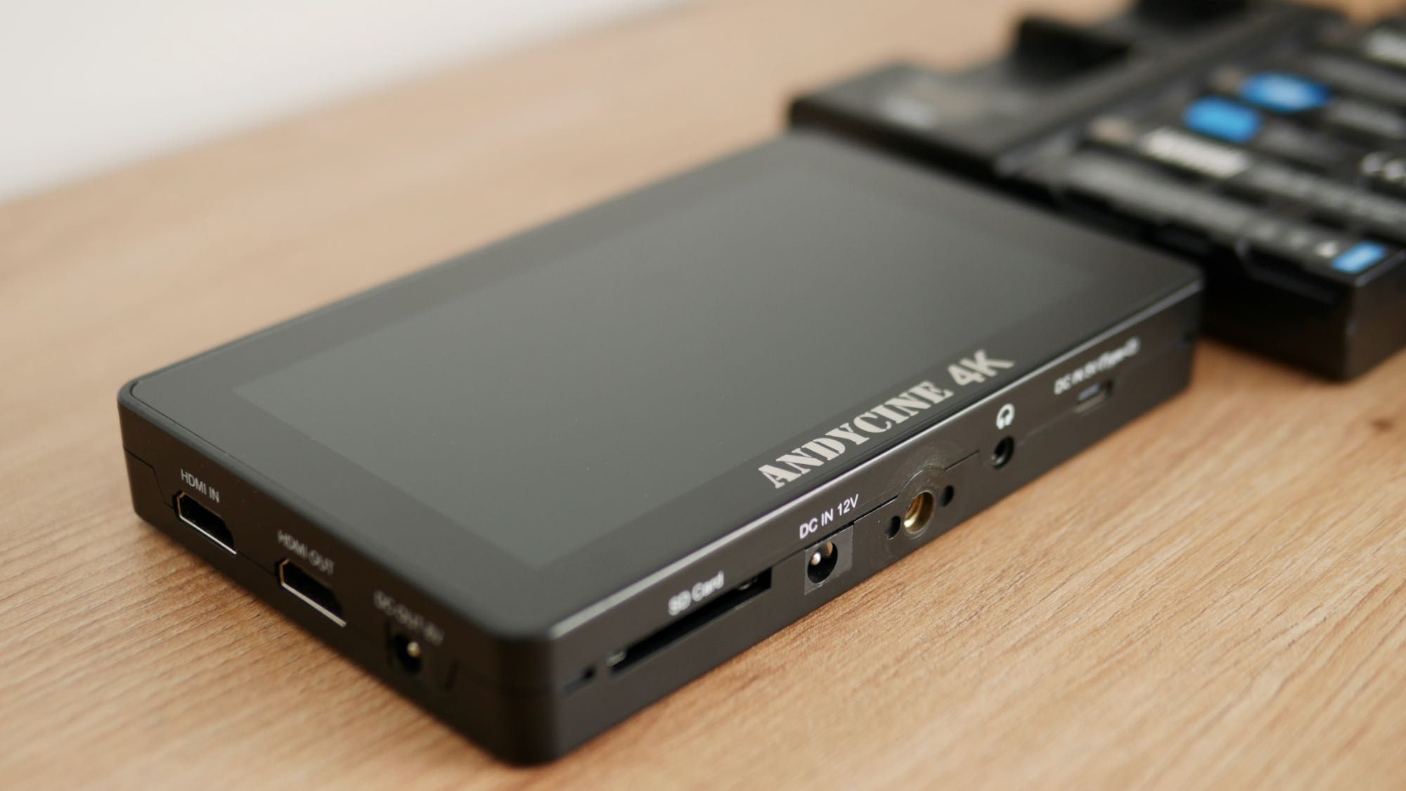 Monitor podglądowy Andycine A6 PLUS v2 4K + dodatki