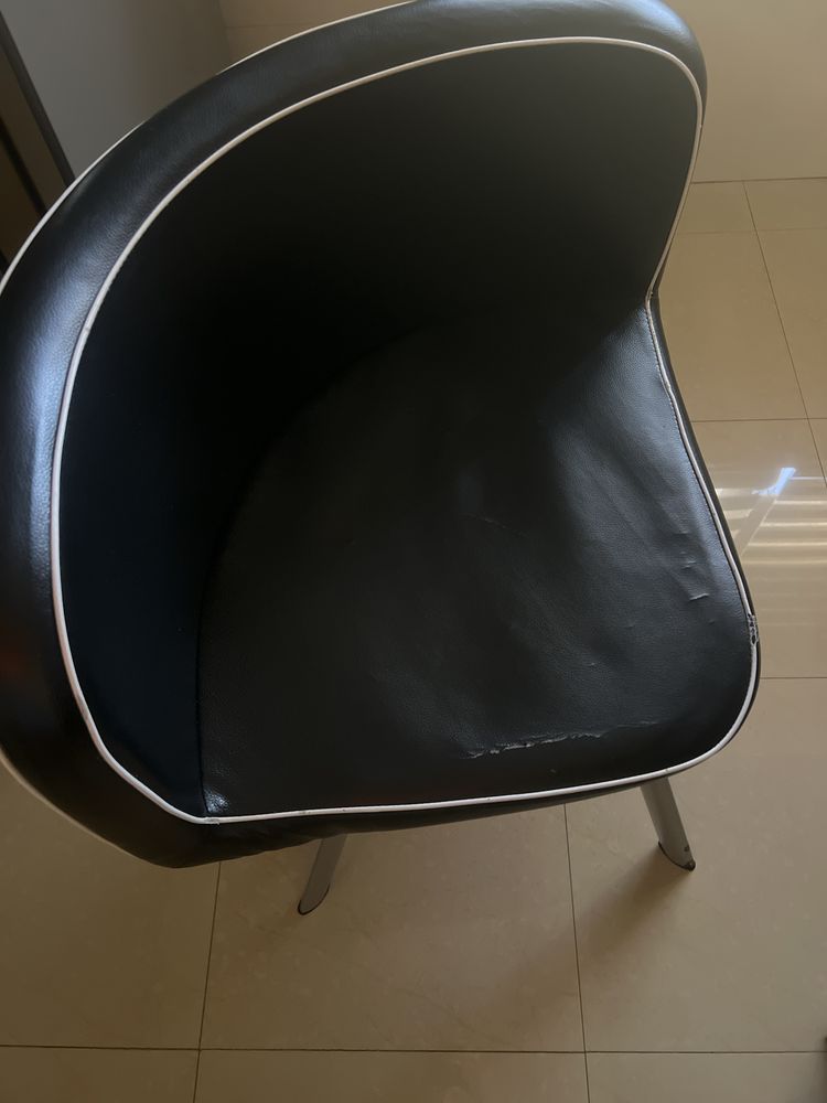 Conjunto de mesa com 4 cadeiras, em forma de pizza