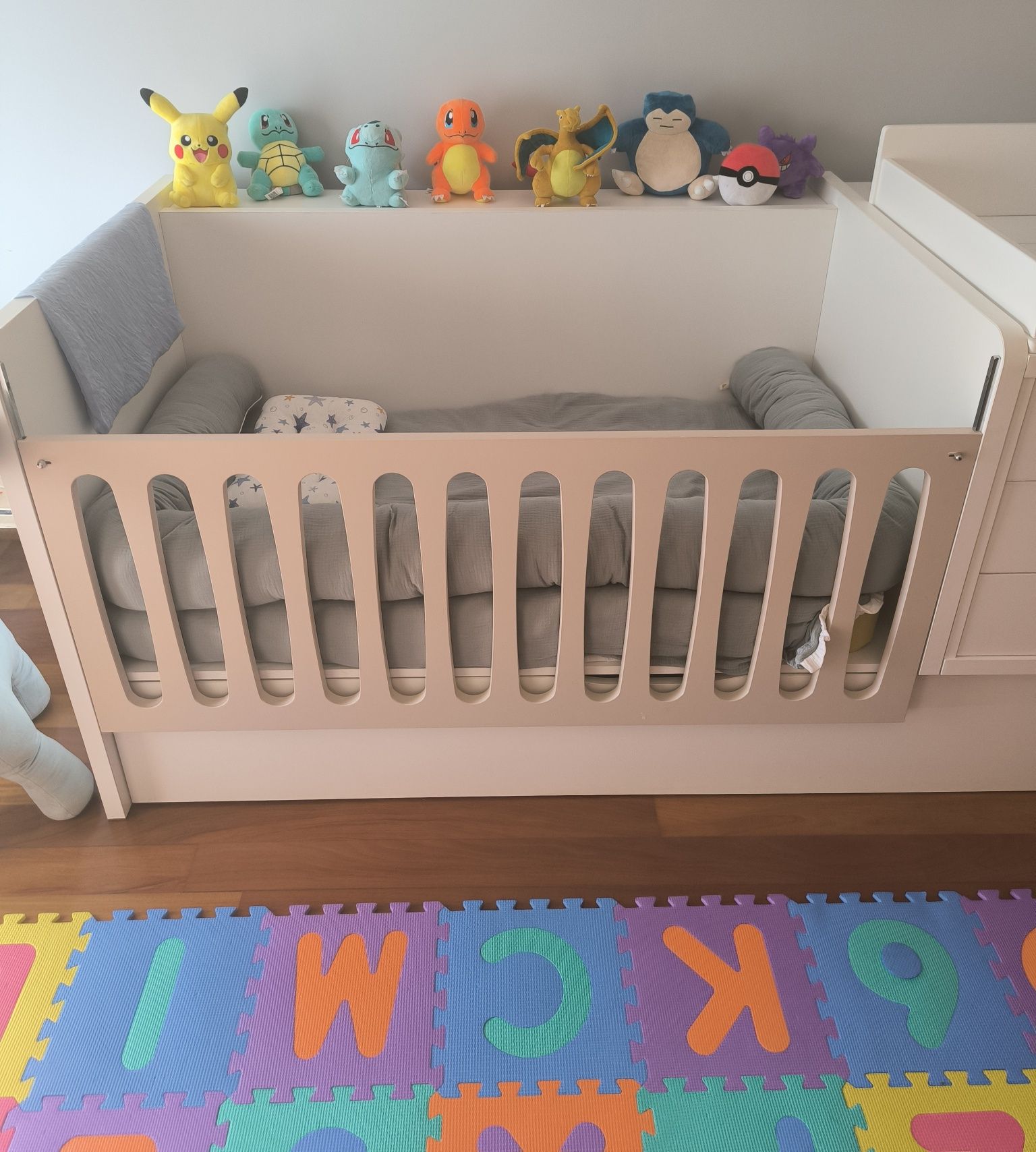 Berço infantil com cama conversível
