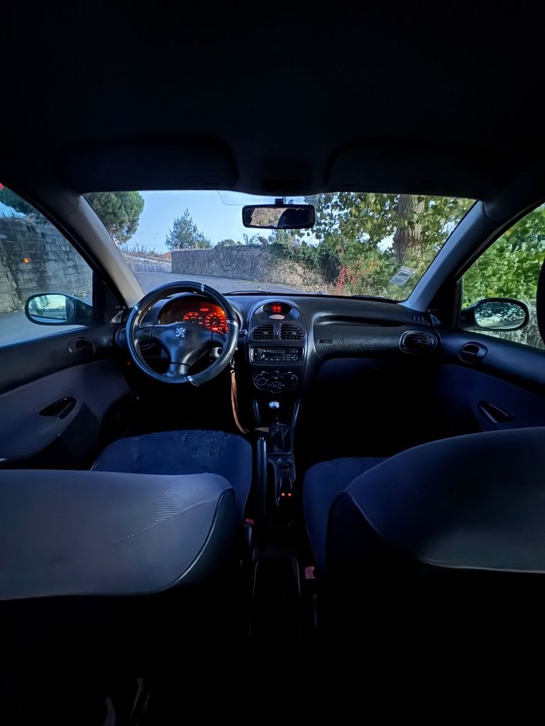 Peugeot 206 1.1 Gasolina  ano 2001