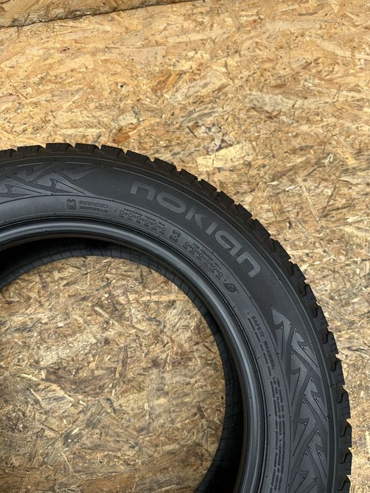 Зимові шини 215/60 R17C 109/107R NOKIAN HAKKAPELIITTA C3.гума резина