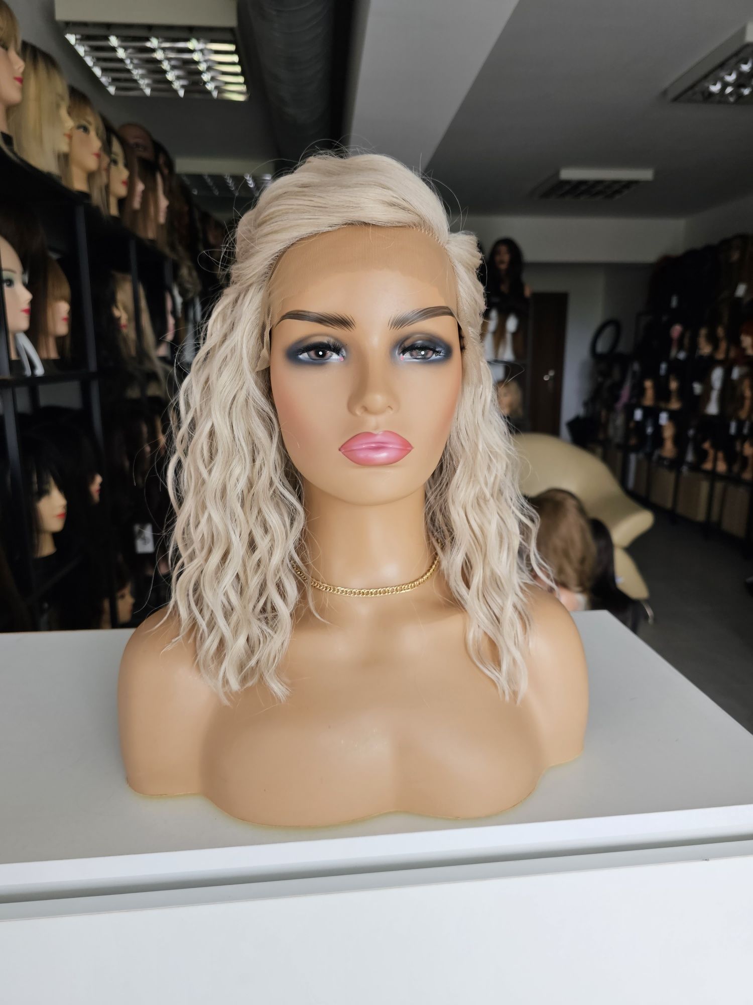 Peruka lace front fala perłowy chłodny blond Iza naturalna fryzura