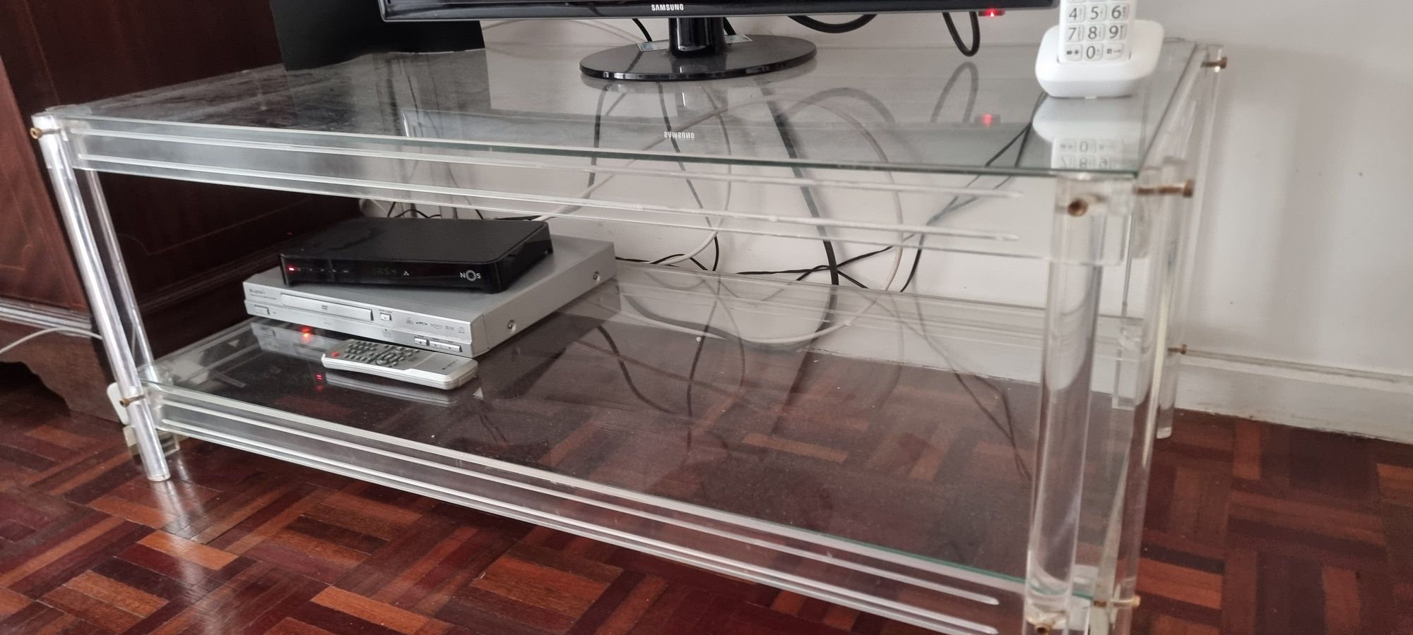 Mesa de apoio em acrilico