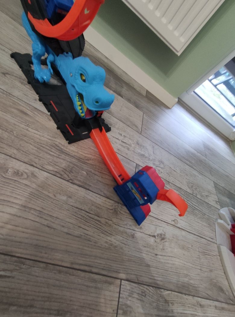 Tor Hot Wheels City Pętla T-Rexa