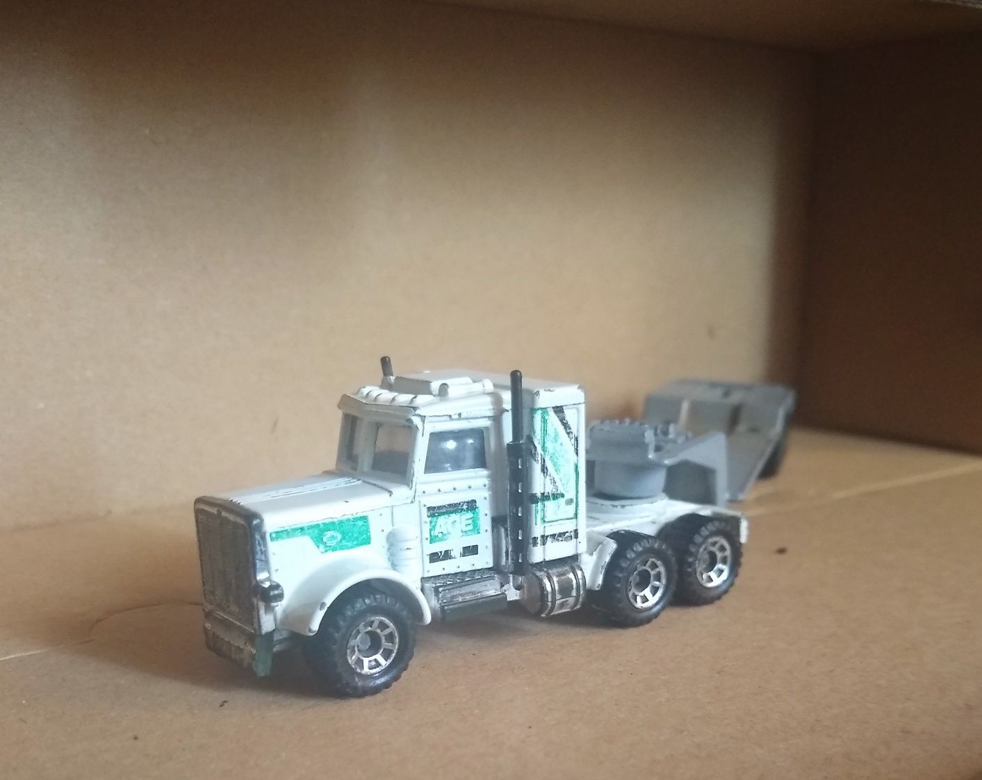 Matchbox Peterbilt White Ace Truck Trailer 1981