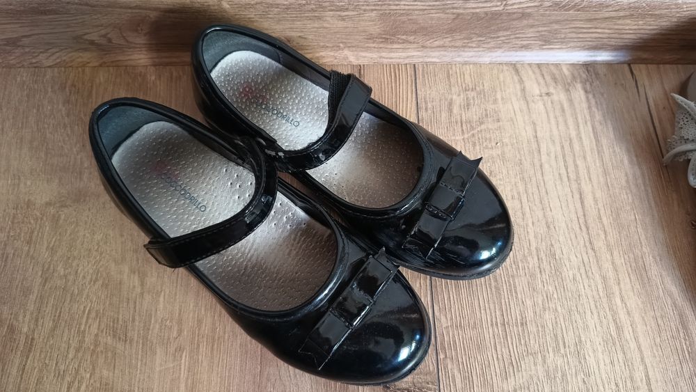 Czarne lakierki cocodrillo 30