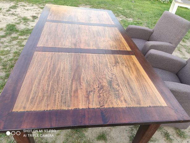 Duży drewniany stół