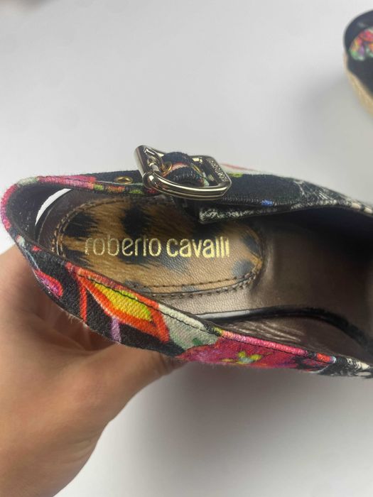 Roberto cavalli kolorowe buty na koturnie idealne na lato damskie