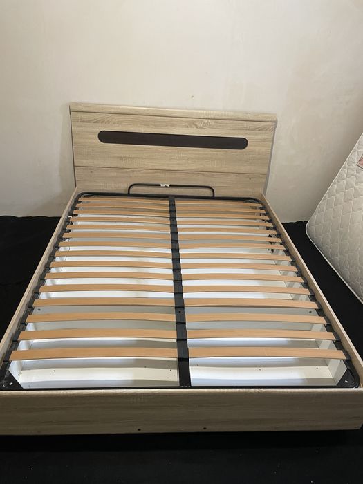 Продам двоспальне ліжко з матрацом